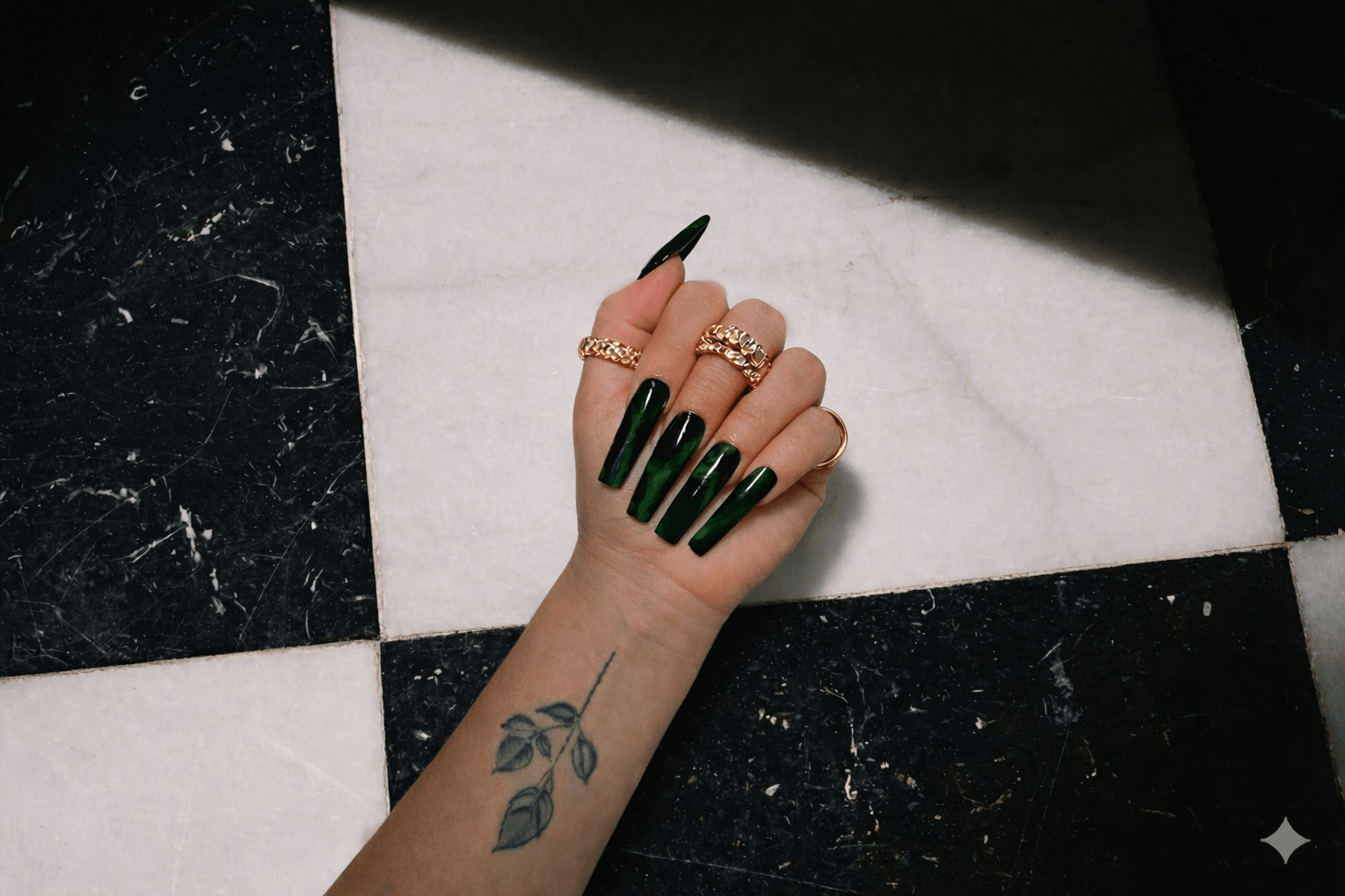 Main avec ongles artistiques